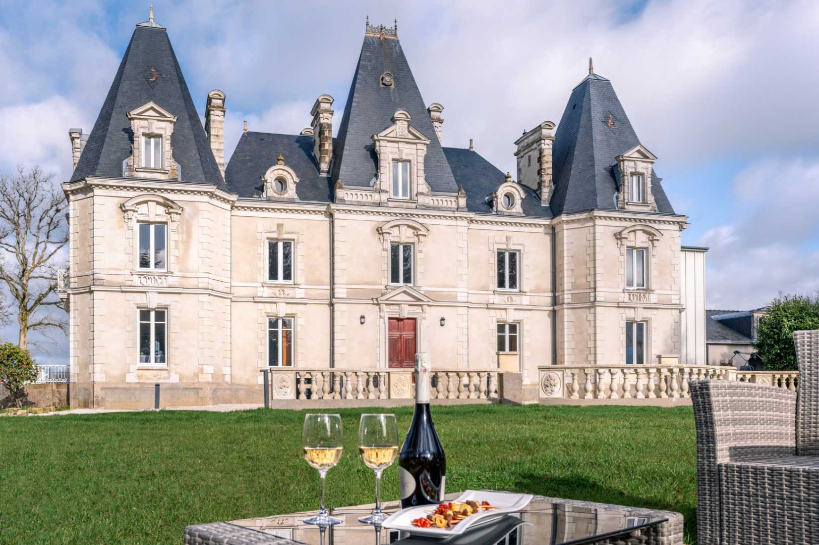 apéritive Dégustation en extérieur au Château Le Saz, vue sur le parc