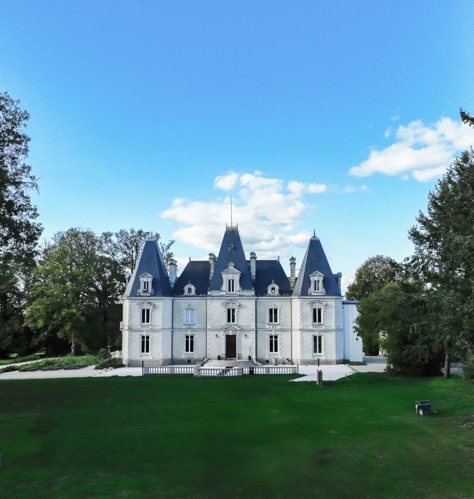 Façade du Château Le Saz baignée de lumière, lieu de réception en Loire-Atlantique