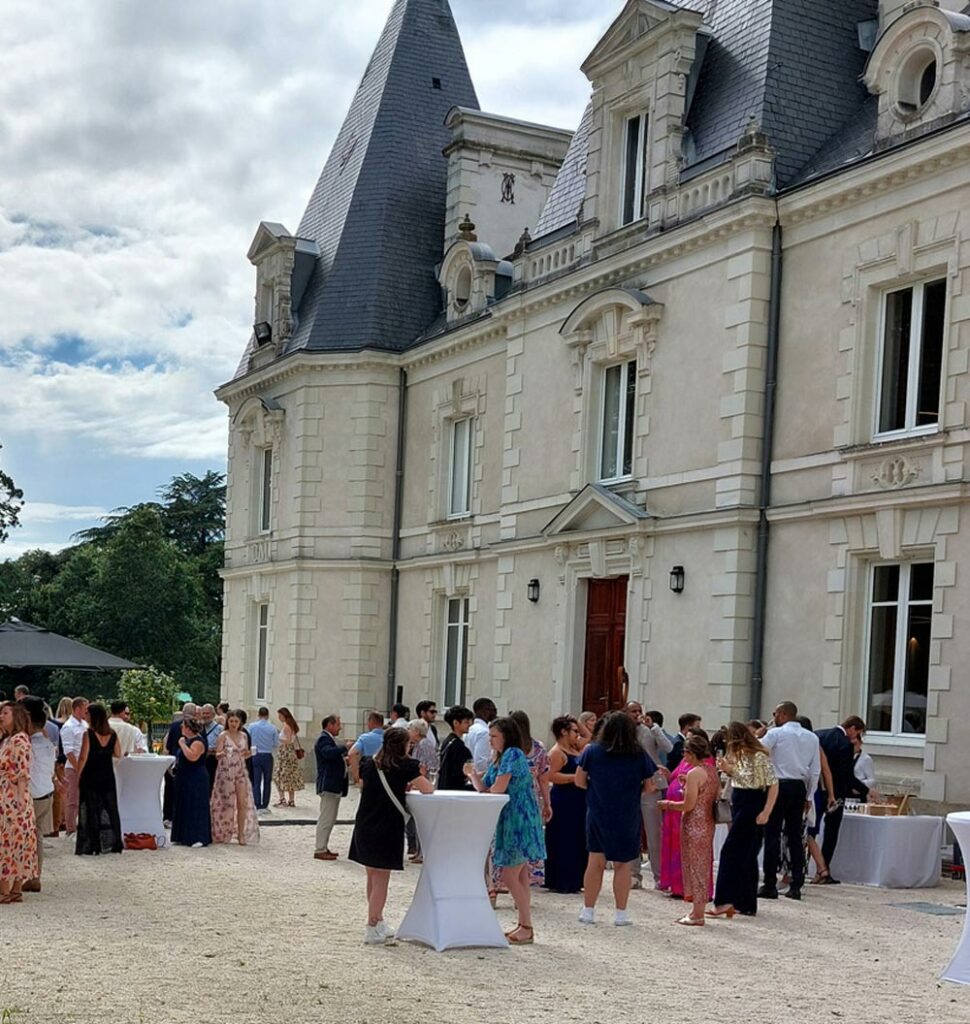 Cérémonie de mariage dans le parc du Château Le Saz, avec invités rassemblés