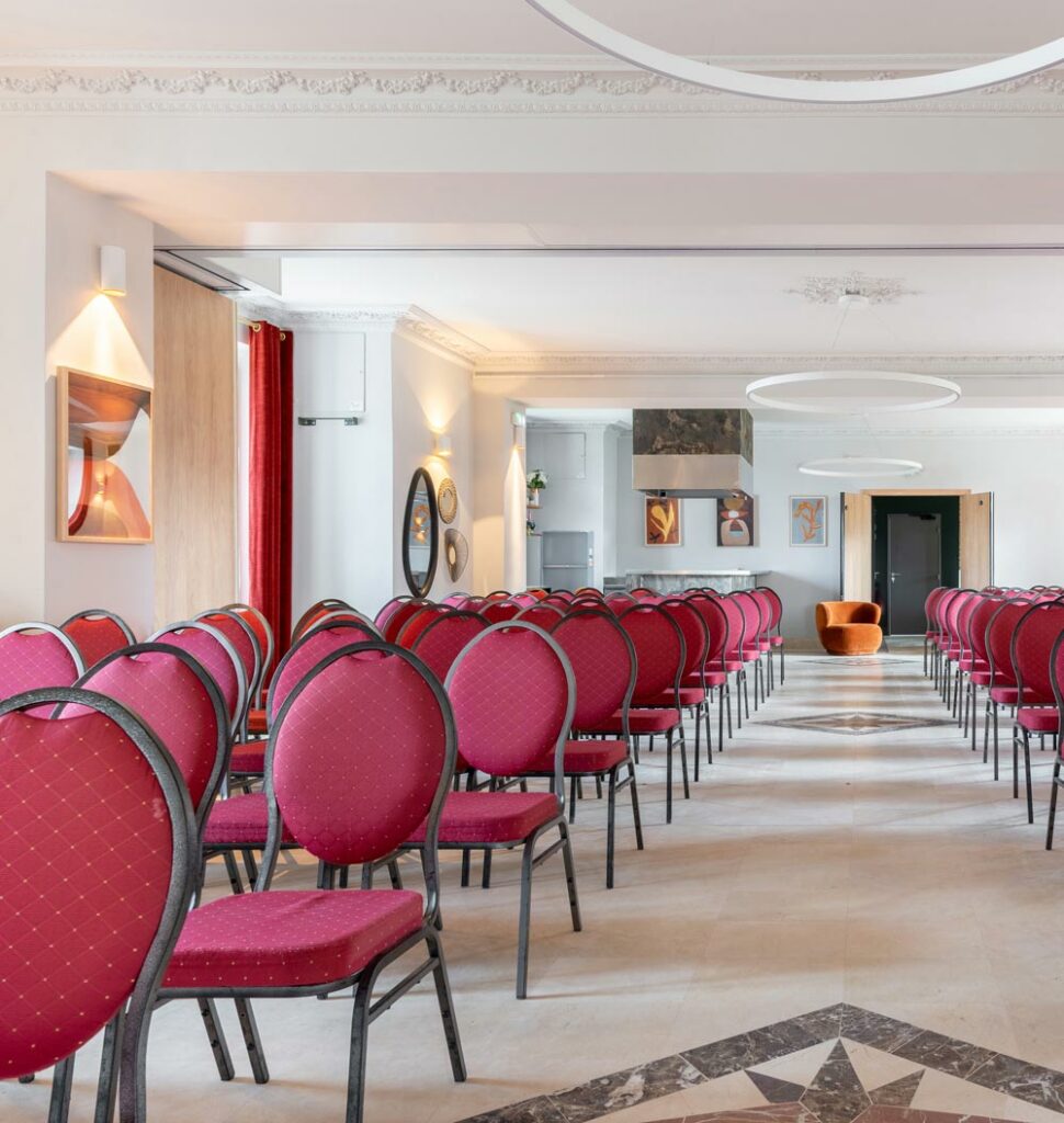 Salle de séminaire lumineuse au Château Le Saz avec configuration théâtre