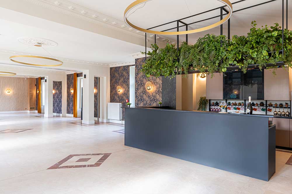 Bar contemporain du Château Le Saz avec décoration élégante
