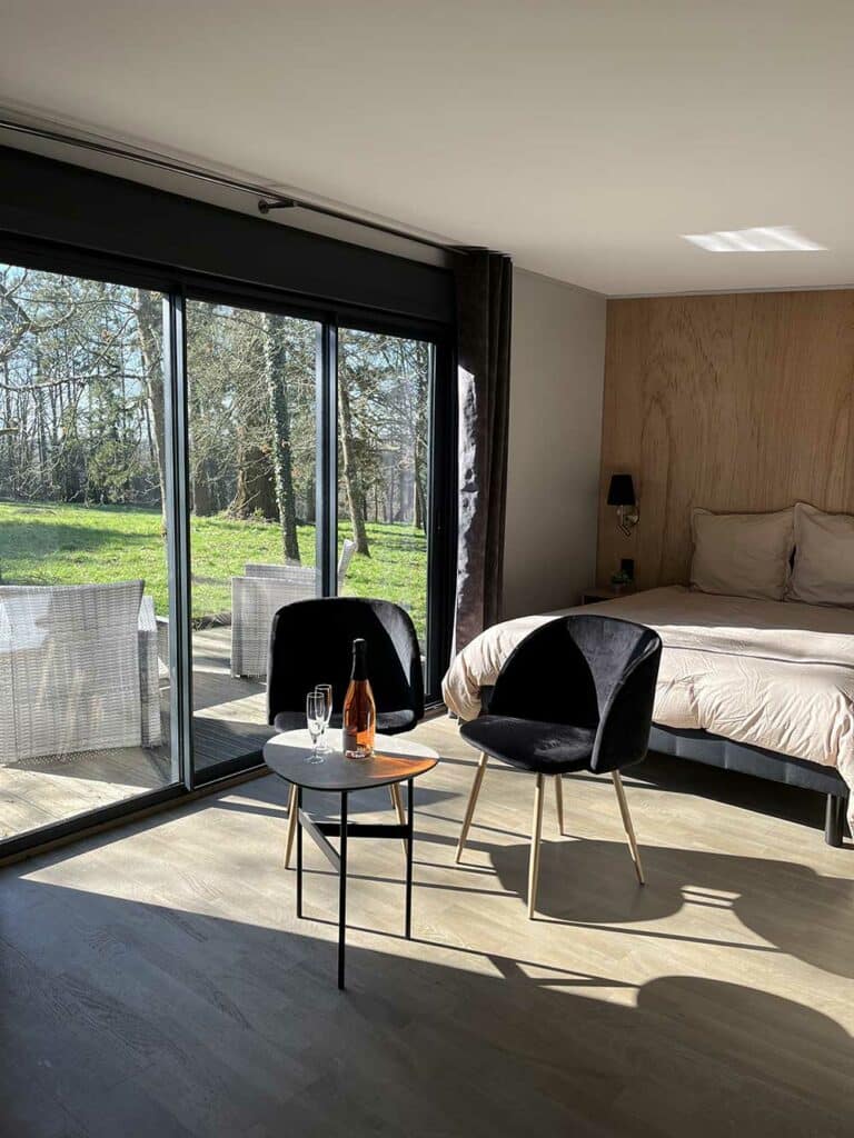 Suite moderne et lumineuse pour les mariés au Château Le Saz