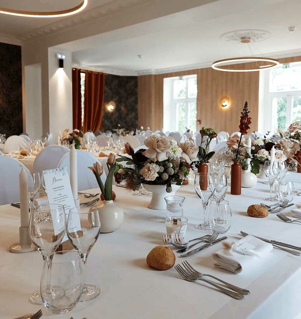 Salle de réception élégamment décorée pour un mariage au Château Le Saz