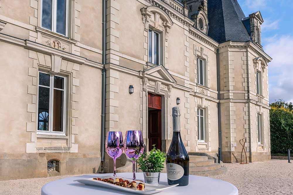 Dégustation en terrasse au Château Le Saz : vin, mignardises et vue sur le château