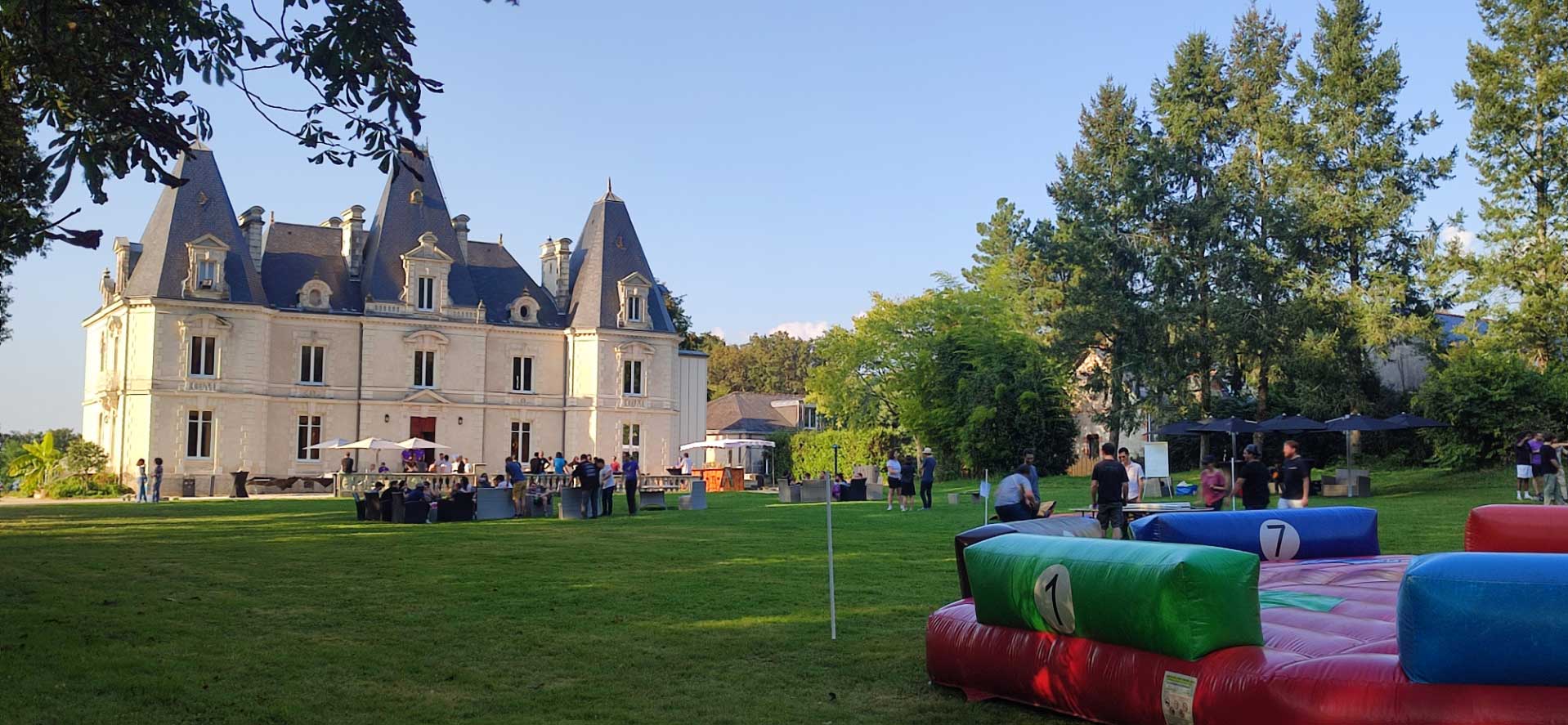 Séminaire d’entreprise dans le parc du Château Le Saz avec animations et structures gonflables
